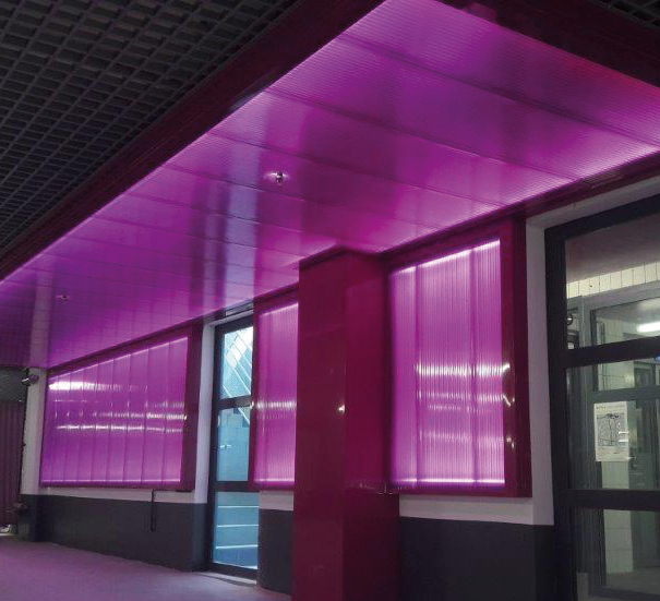 Gare SNCF de Rennes avec des plaques en polycarbonate connectable lumineux violettes